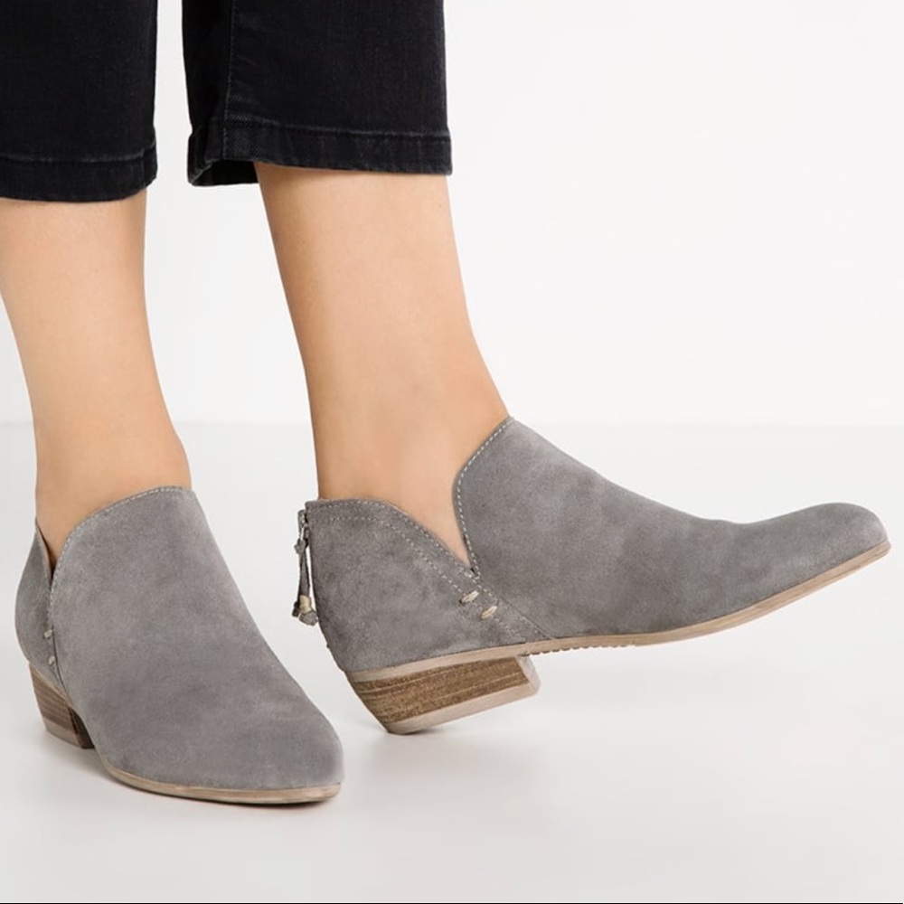 NIB Leather Taupe Split V Low Cut Ankle Booties - Picture 1 of 4